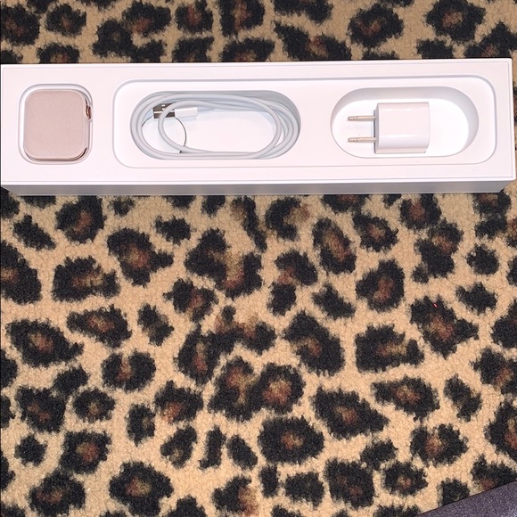 APPLE WATCH SERIES4 STAINLESS STEAL GOLD GPS+CELL. - Picture 6 of 8